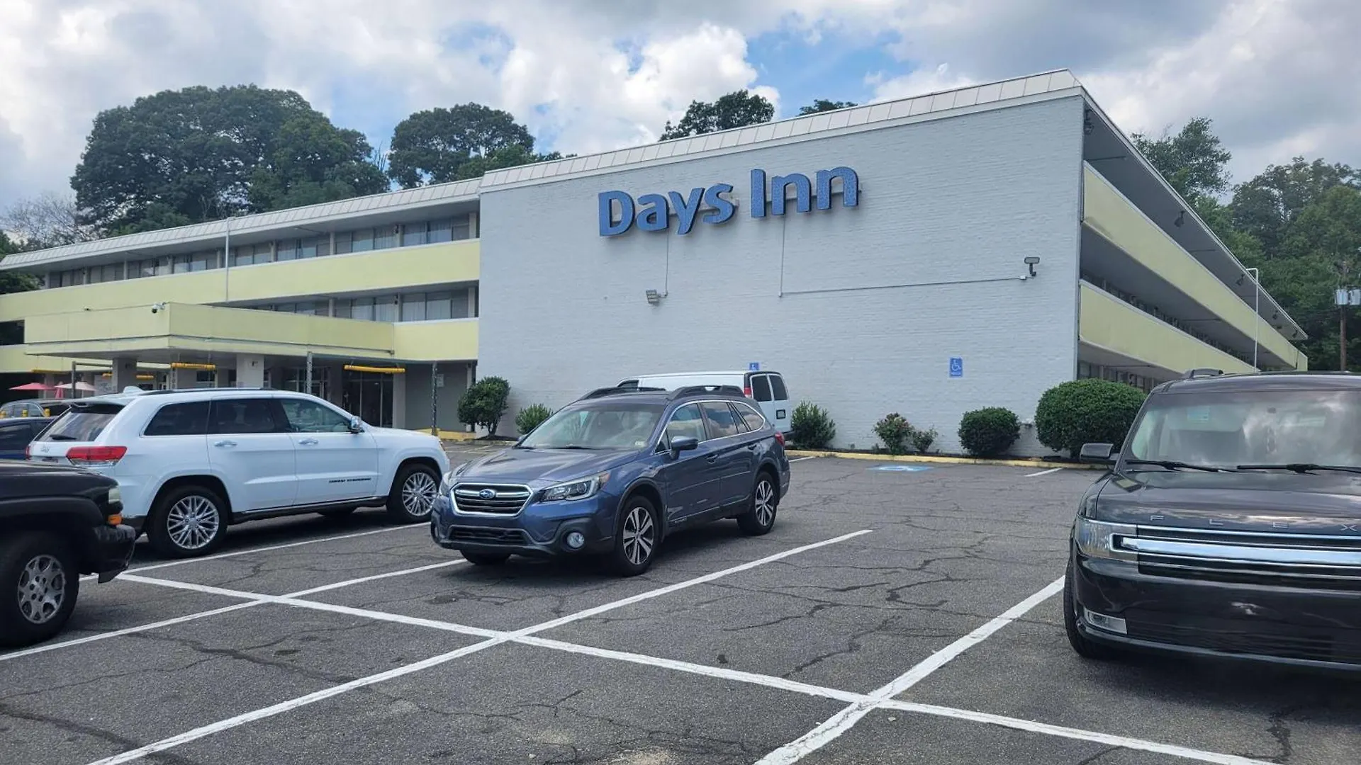 Staying Near Fort Willard Park: 4 Budget Hotels Compared